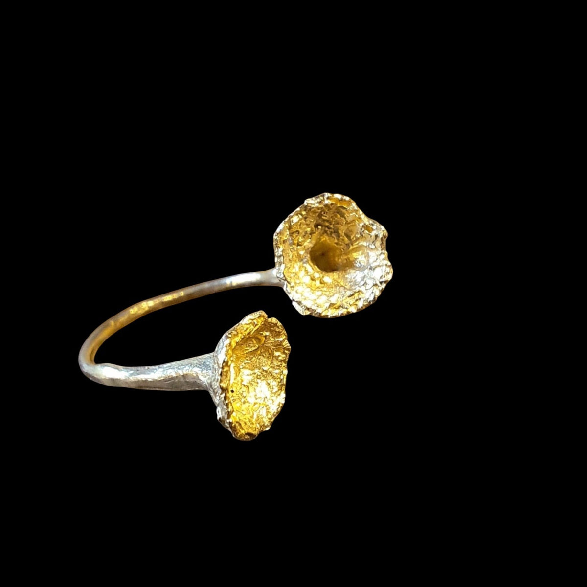Anello aperto regolabile MandalaT con design a dente di leone in oro su sfondo nero