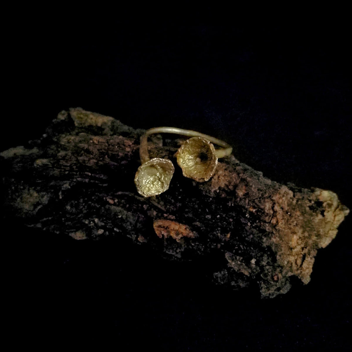 Anello aperto regolabile MandalaT con design a forma di dente di leone in bronzo su corteccia naturale