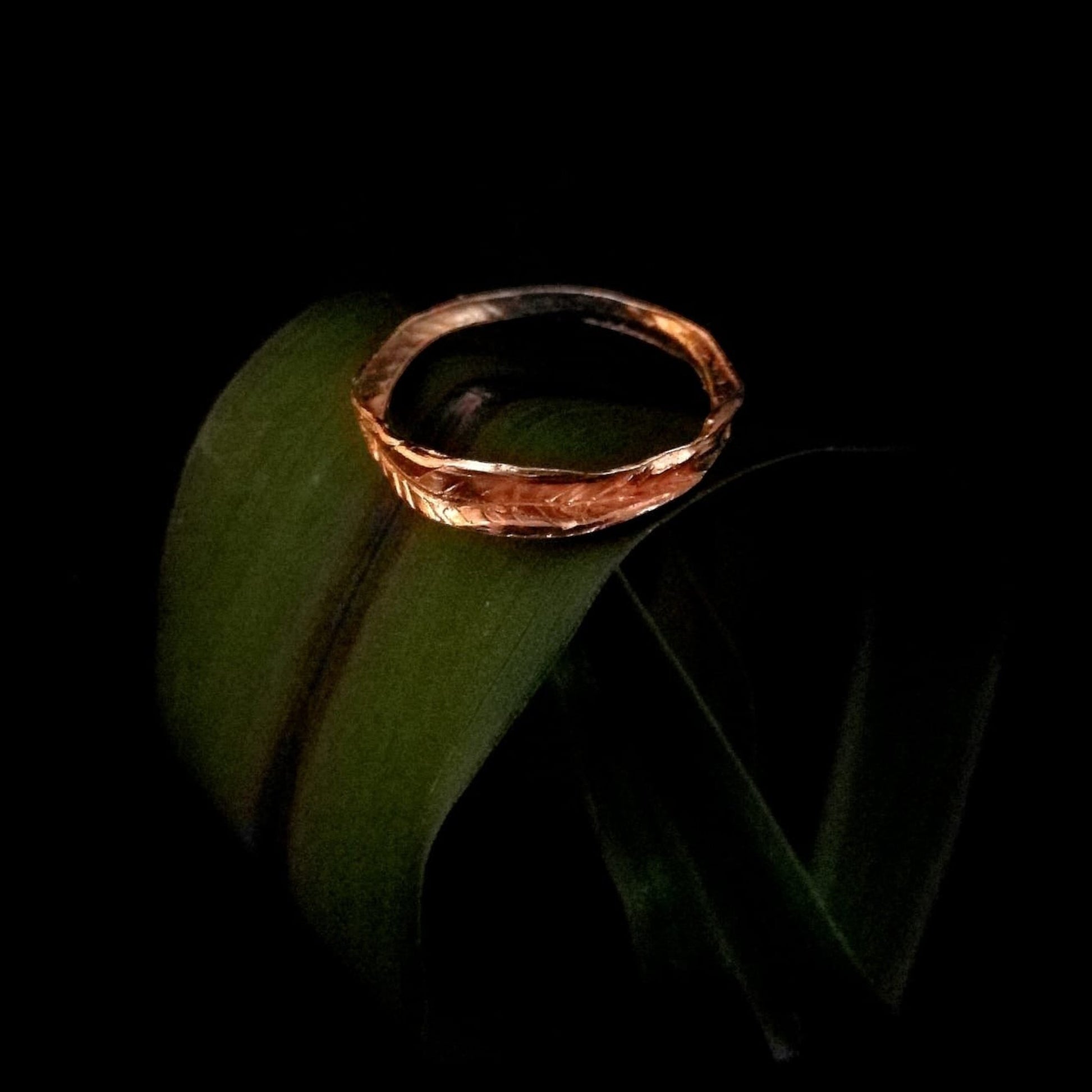 Anello MandalaT filo d'erba in metallo prezioso con texture naturale ispirata al filo d'erba su sfondo scuro