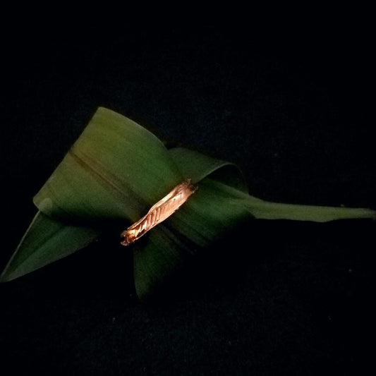 Anello MandalaT filo d'erba in metallo prezioso con texture naturale ispirata a un filo d'erba mosso dal vento