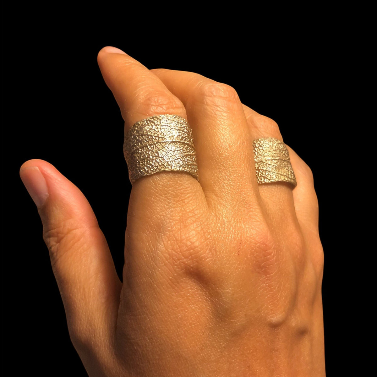 Anello MandalaT a forma di foglia di salvia in bronzo con trama realistica indossato su una mano