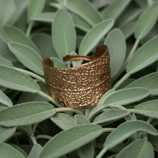 Anello MandalaT a forma di foglia di salvia in bronzo con trama realistica delle foglie vere