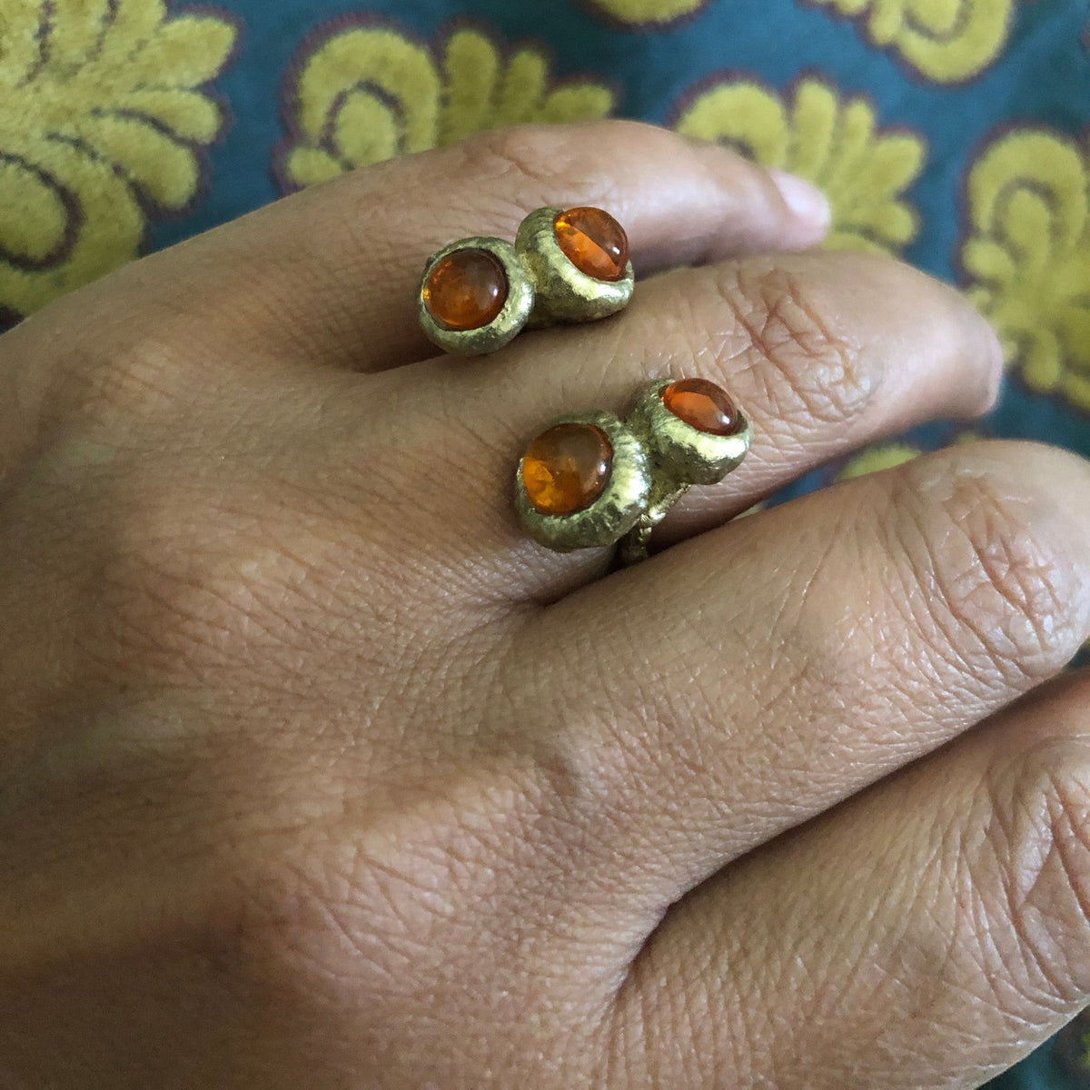Anello aperto MandalaT in bronzo giallo con due ghiande decorate da pietre indossato