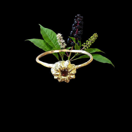 Anello MandalaT Phytolacca in oro con dettaglio a forma di bacca su sfondo nero