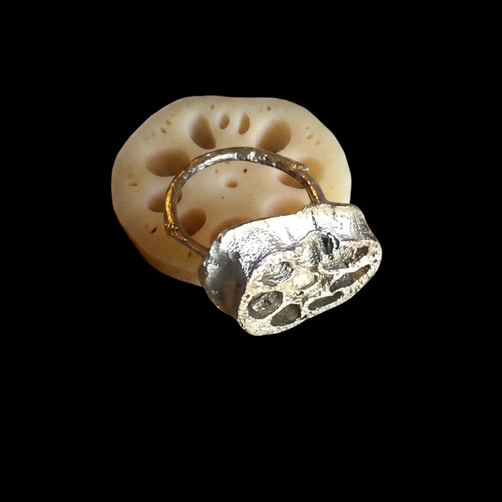 Anello Radice di Loto MandalaT in argento con texture organica ispirata alla natura su sfondo nero