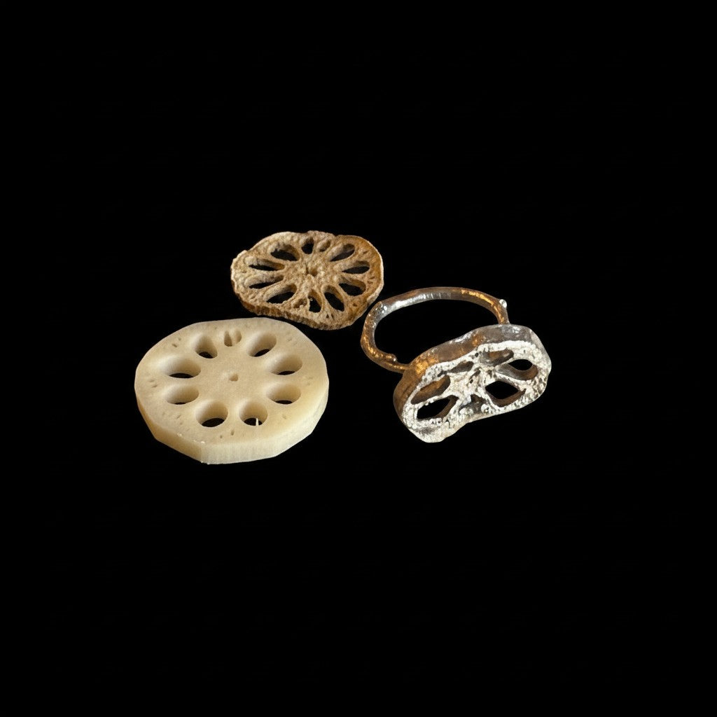 Anello MandalaT a forma di radice di loto in metallo con finitura materica, design scultoreo unico