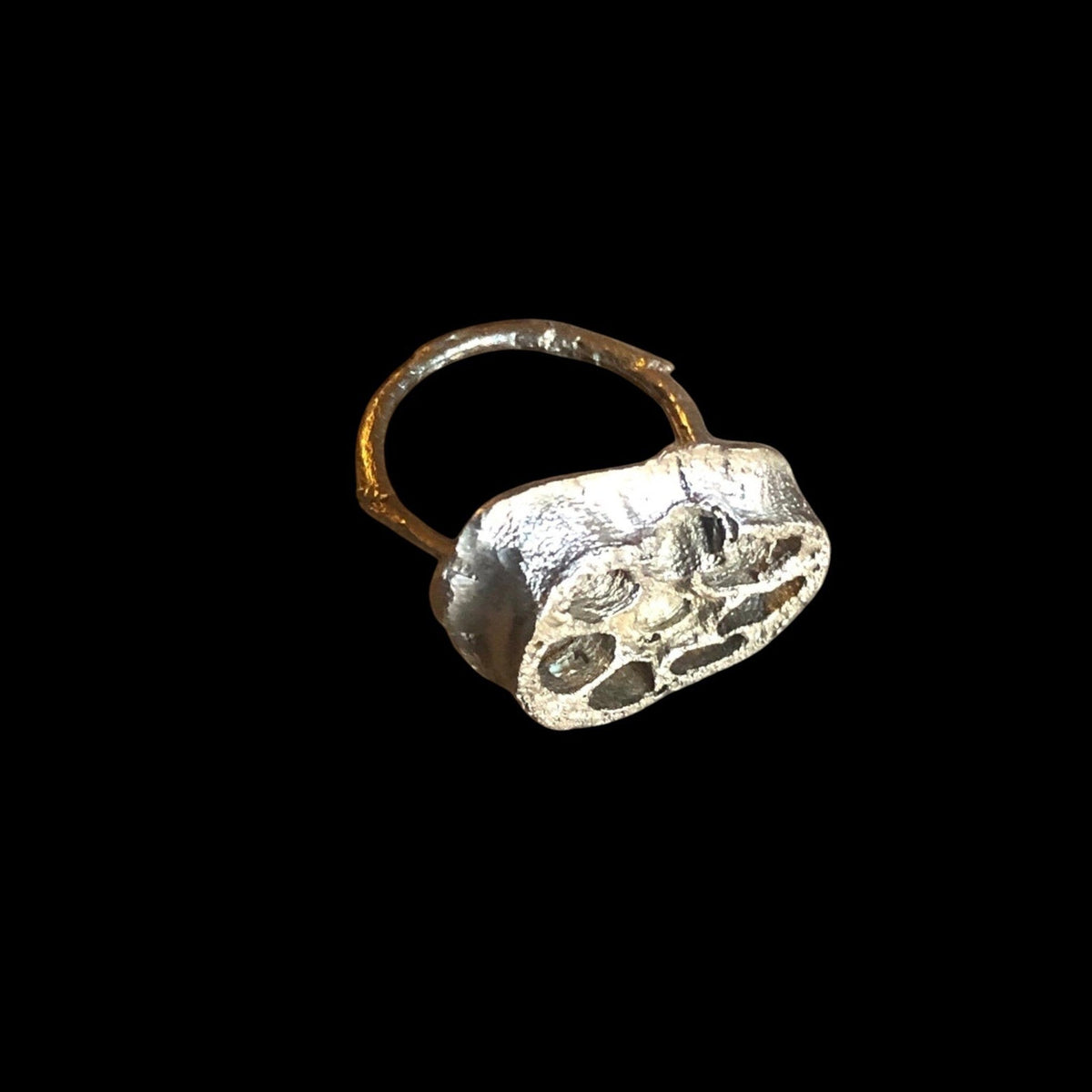 Anello MandalaT a forma di radice di loto con finitura scultorea artigianale su sfondo nero