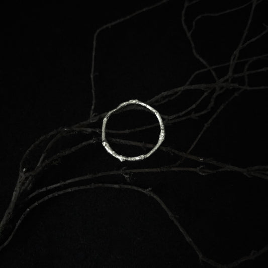 Anello Rametto MandalaT in argento con design ispirato a un ramo sottile su sfondo nero