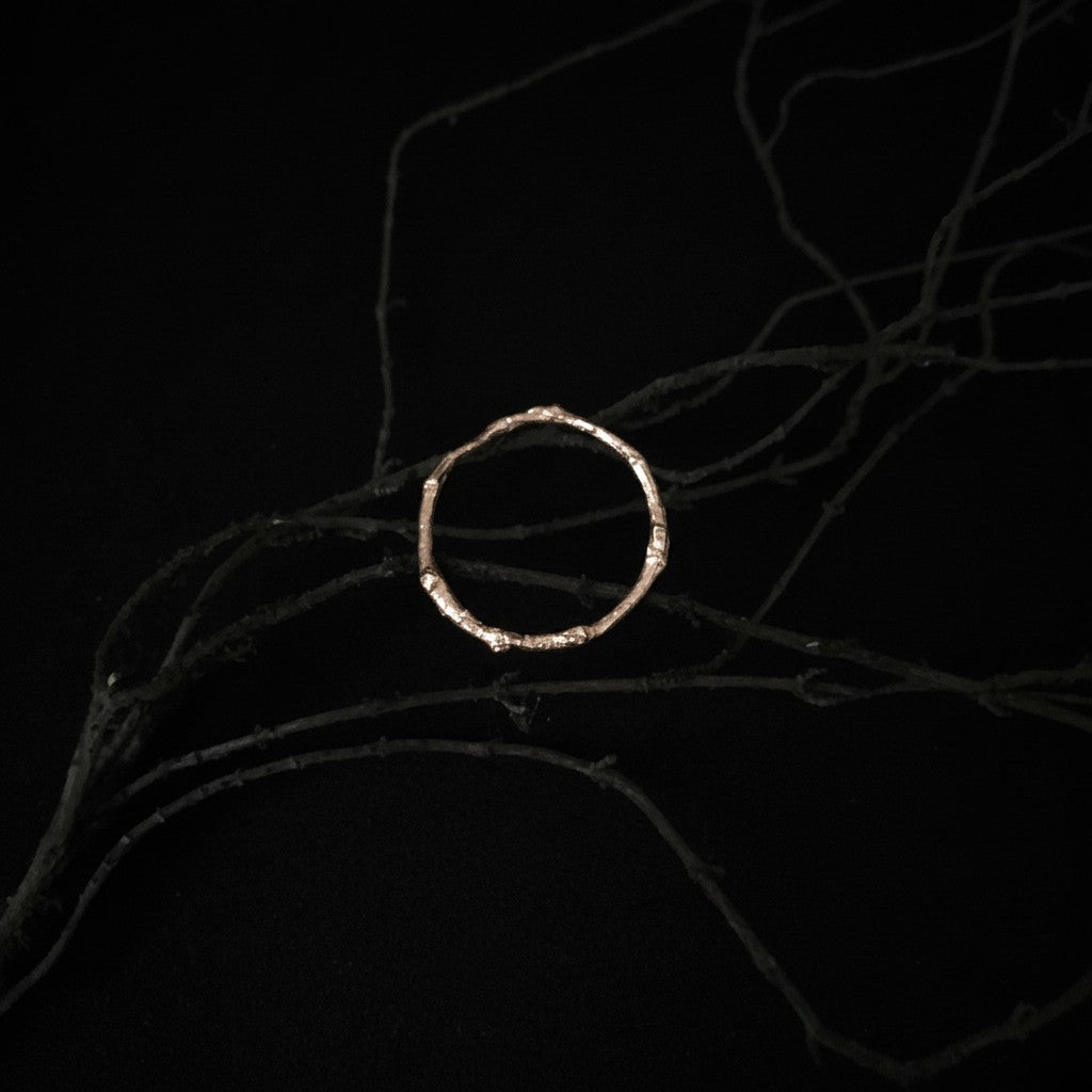 Anello Rametto MandalaT in oro rosa con design a forma di ramo sottile su sfondo nero