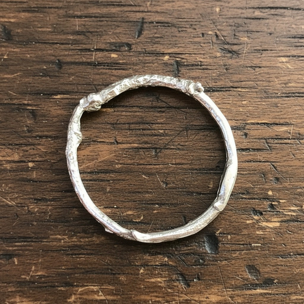 Anello MandalaT a forma di ramo in argento con texture naturale che avvolge il dito