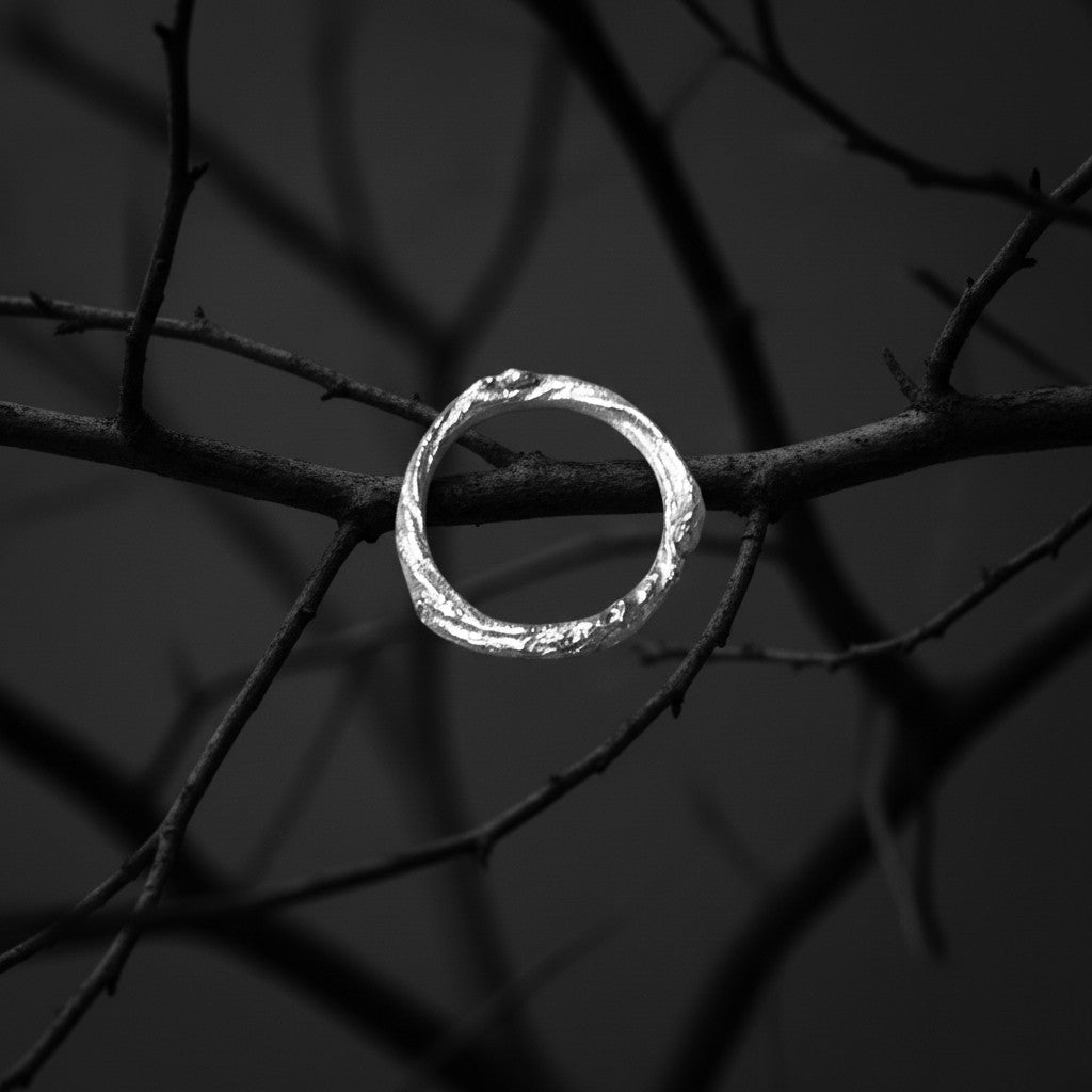 Anello MandalaT in argento con design a forma di ramo naturale che avvolge il dito, finitura artigianale testurizzata