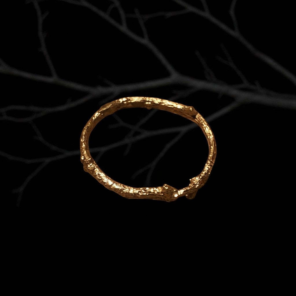 Anello MandalaT a forma di ramo dorato con texture naturale che avvolge il dito come un abbraccio