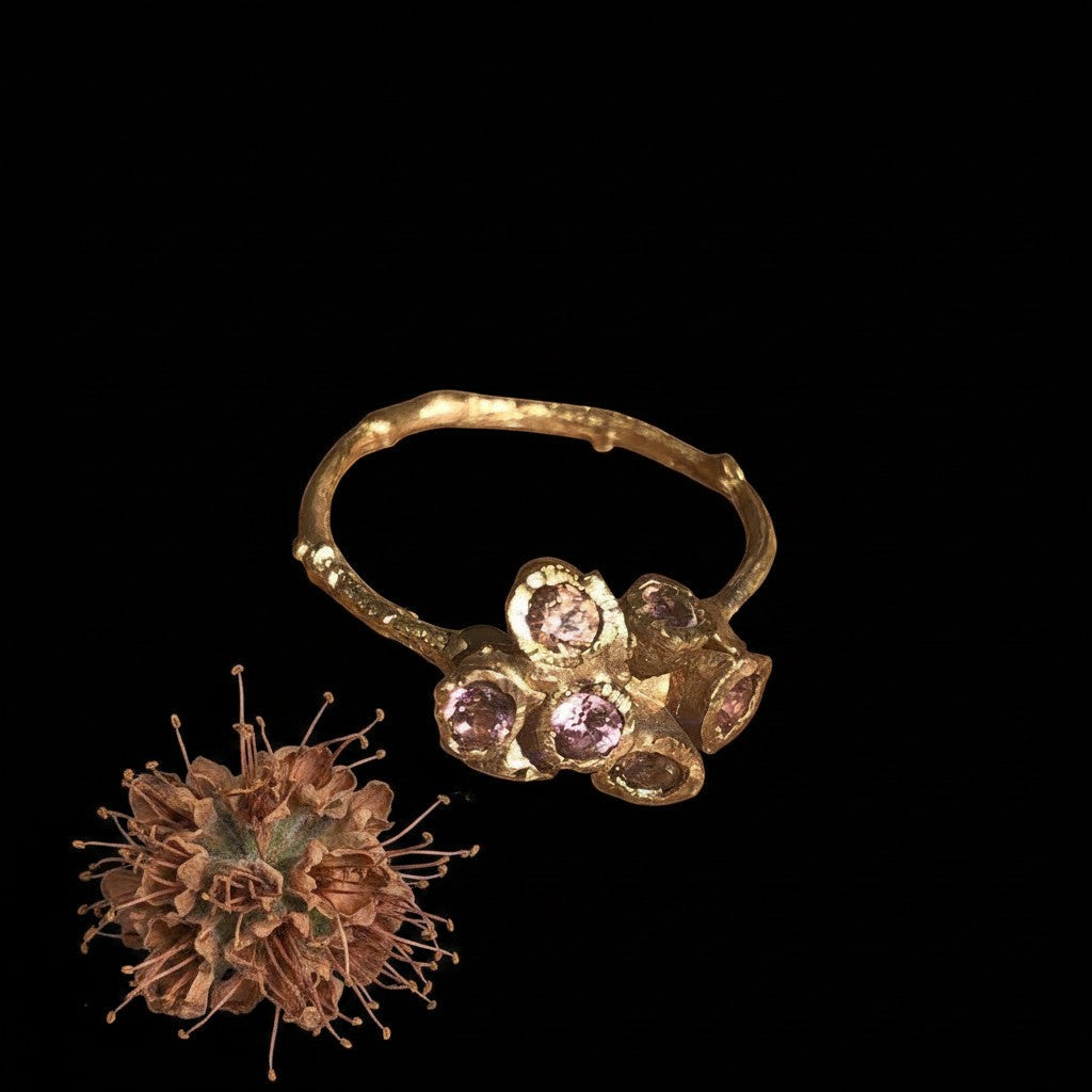 Anello MandalaT Callistemone a forma di ramo in oro con pietre preziose rosa, design artigianale ispirato alla natura