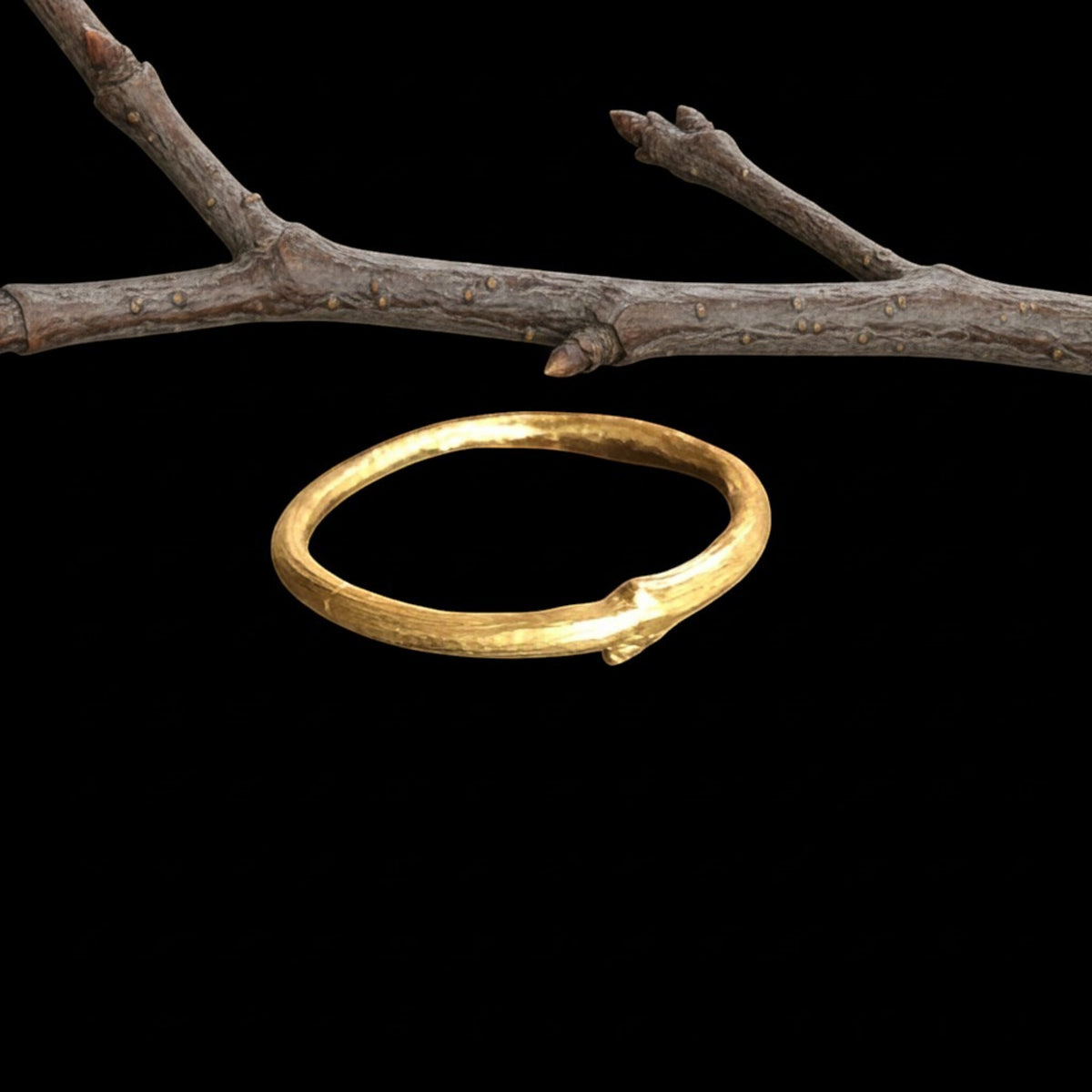 Anello MandalaT in oro a forma di ramo sottile con texture naturale, design avvolgente su sfondo nero