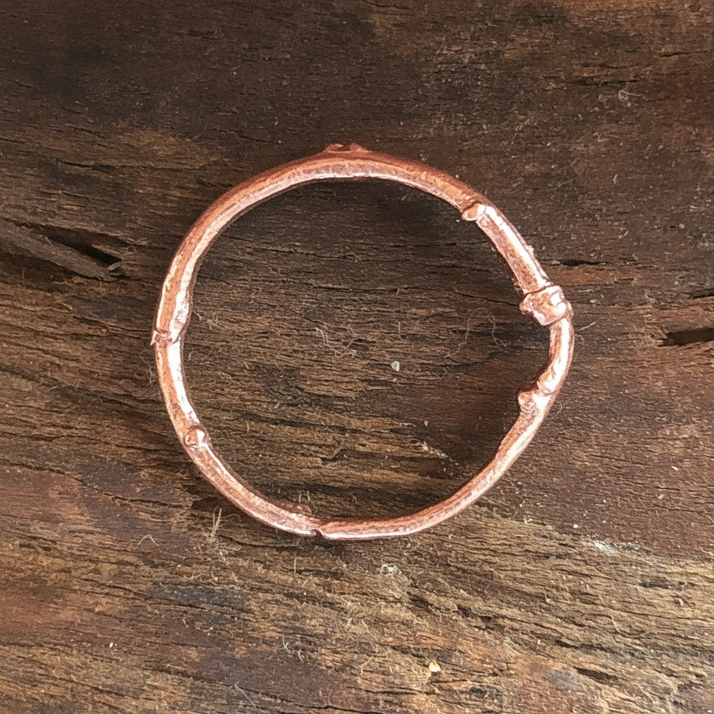 Anello MandalaT a forma di ramo in rame con texture naturale che avvolge il dito