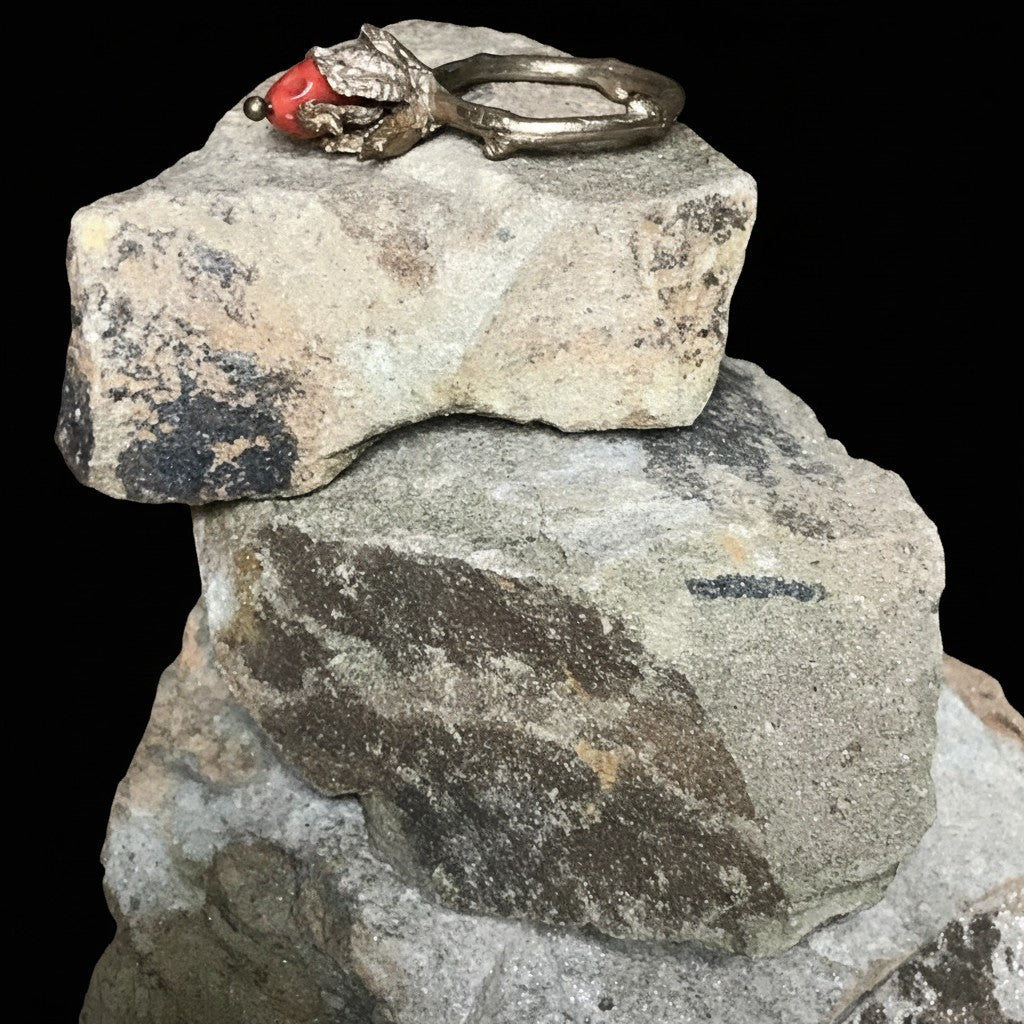 Anello MandalaT Tuia Corallo in metallo brunito con texture organica e inserto in corallo rosso naturale su roccia