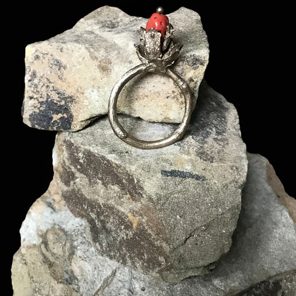 Anello MandalaT Tuia Corallo in metallo brunito con texture organica e corallo rosso naturale su base di pietra