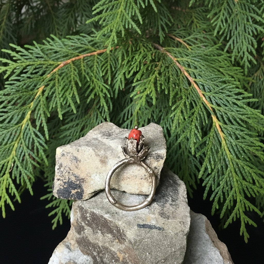 Anello MandalaT Tuia in metallo con corallo rosso naturale, design ispirato alla natura su base di pietra