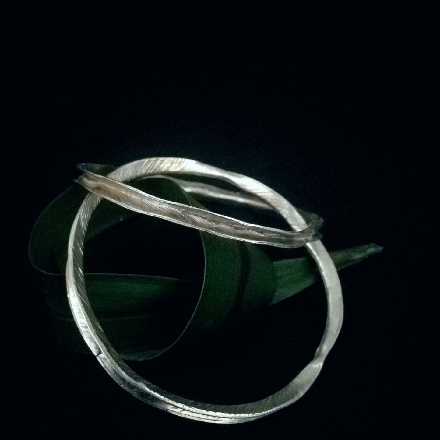 Bracciale MandalaT Filo d'erba in argento con texture irregolare ispirato alla natura su sfondo nero