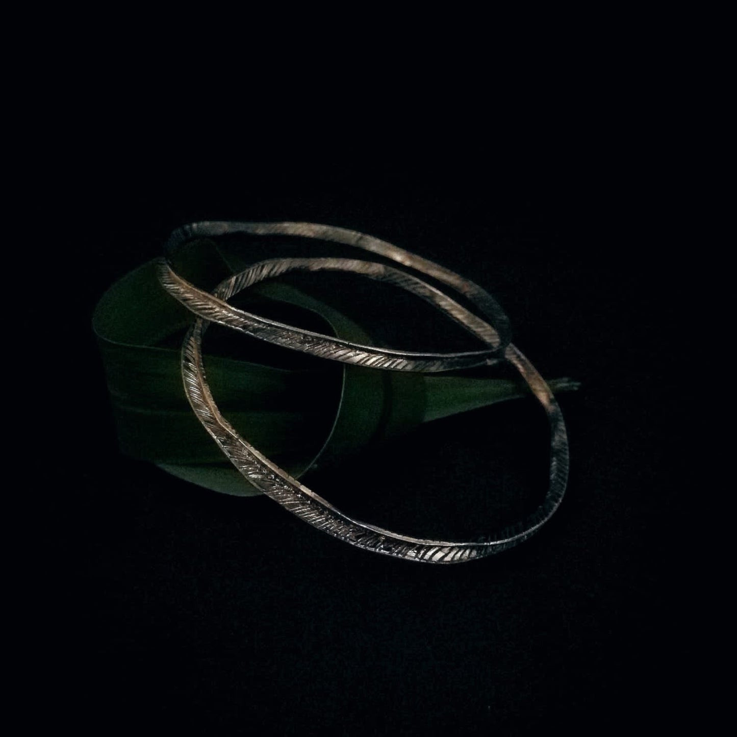 Bracciale MandalaT Filo d'erba in argento lavorato con texture a foglia su sfondo nero