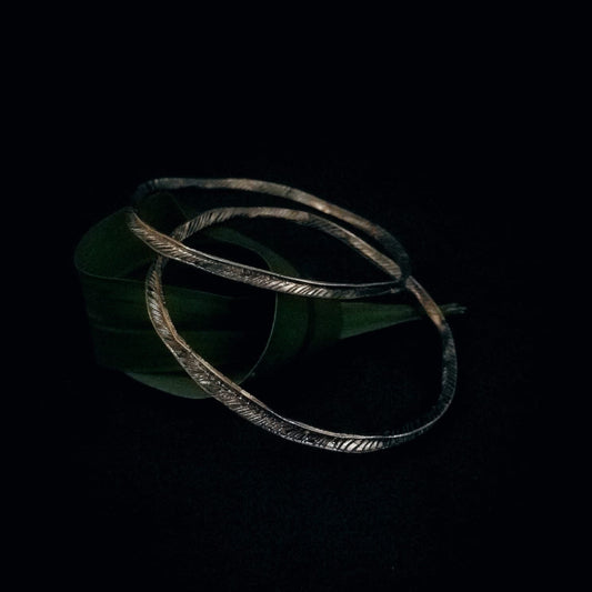 Bracciale MandalaT Filo d'erba in argento lavorato con texture a foglia su sfondo nero