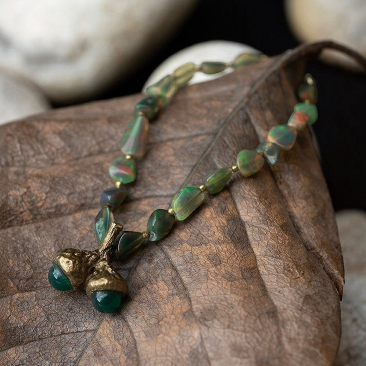 Bracciale MandalaT con due ghiande in bronzo, agate verdi e opali di fuoco dai riflessi cangianti su foglia secca