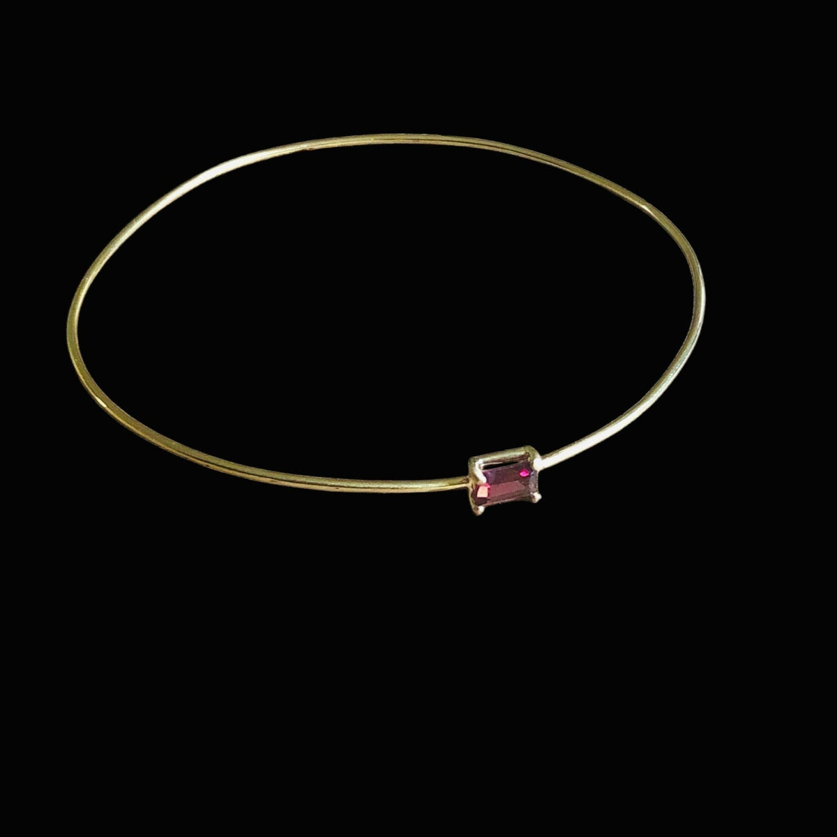 Bracciale MandalaT in oro massiccio 18 ct con rodolite taglio baguette su sfondo nero