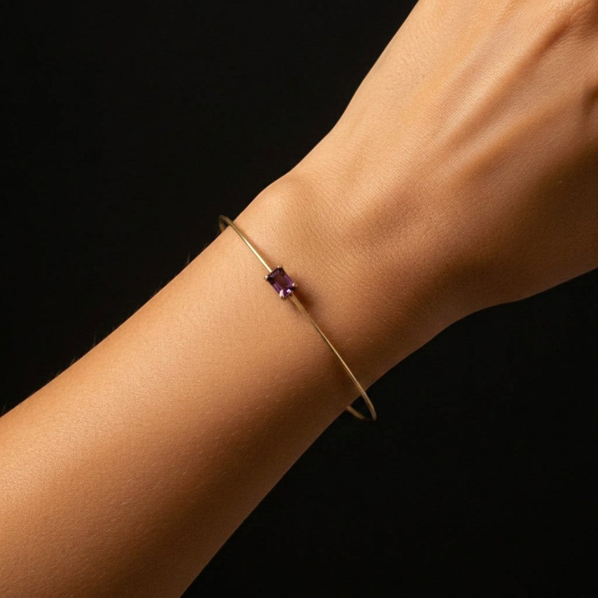 Bracciale MandalaT in oro massiccio 18 ct con rodolite viola taglio baguette indossato al polso