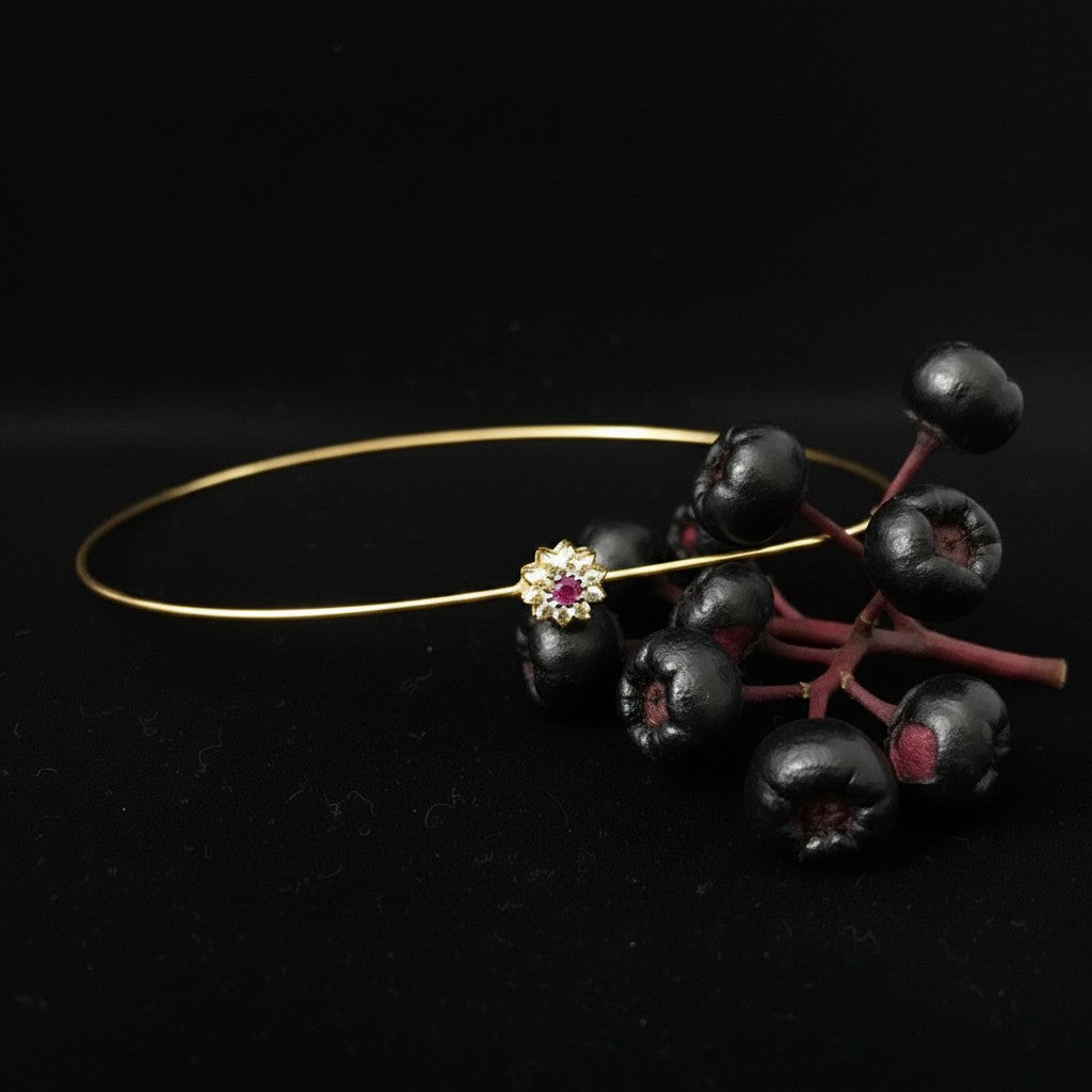 Bracciale rigido MandalaT in oro giallo 9 carati con fiore centrale di  rubino su sfondo nero
