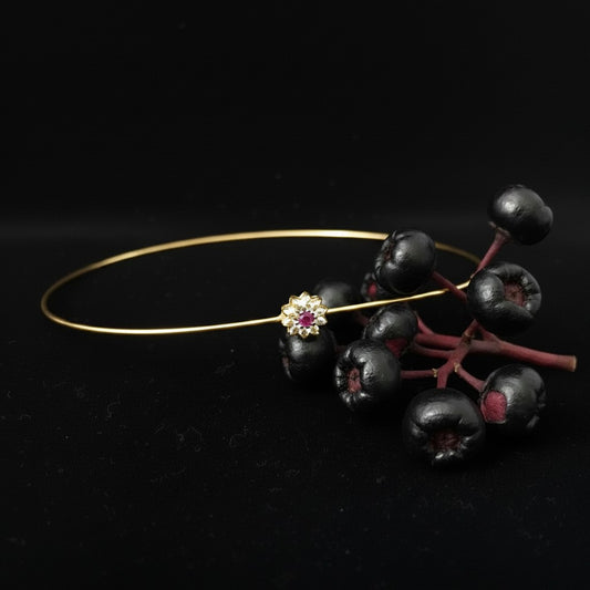 Bracciale rigido MandalaT in oro giallo 9 carati con fiore centrale di  rubino su sfondo nero