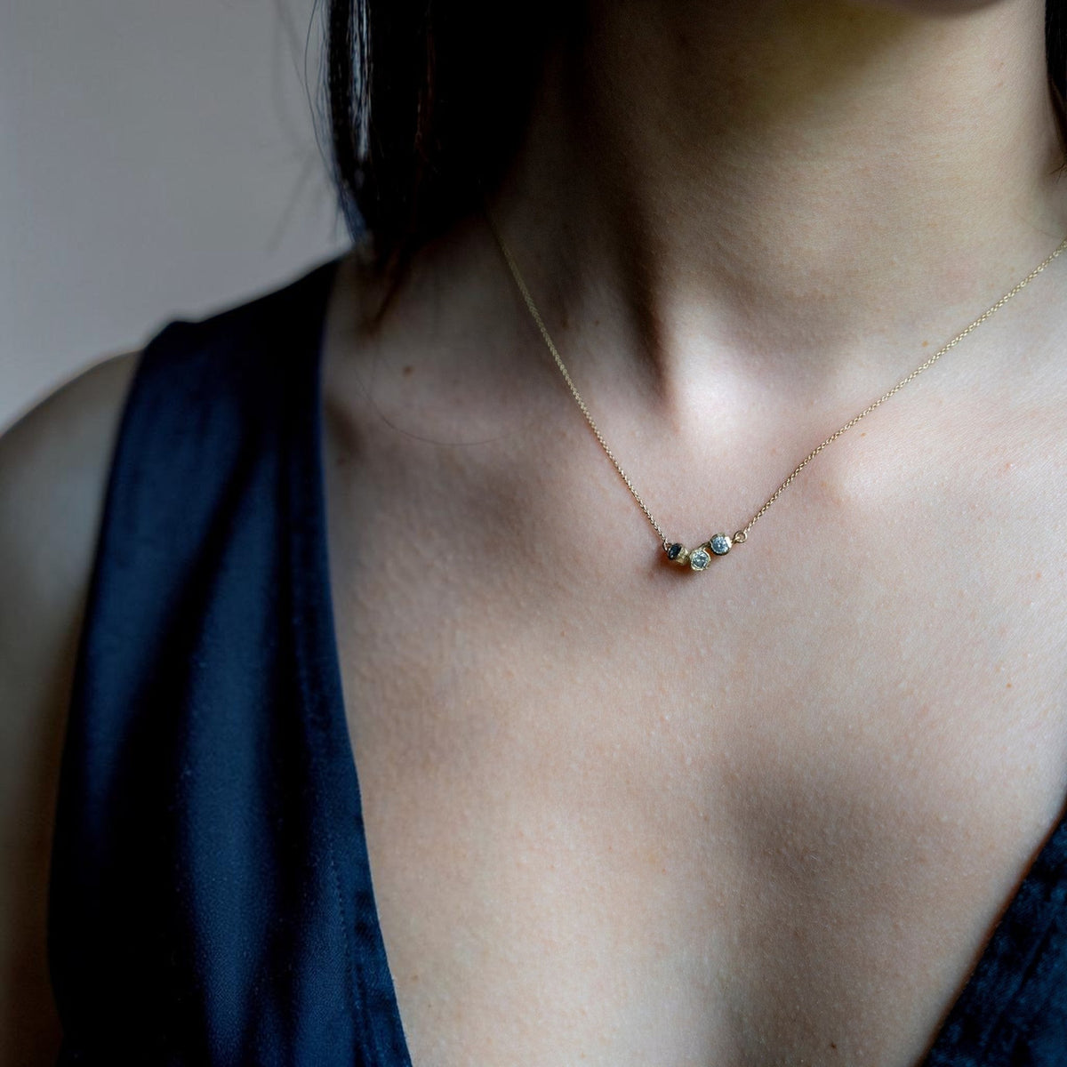 Collana MandalaT Callistemone in oro con tre pietre luminose incastonate, design ispirato ai fiori naturali