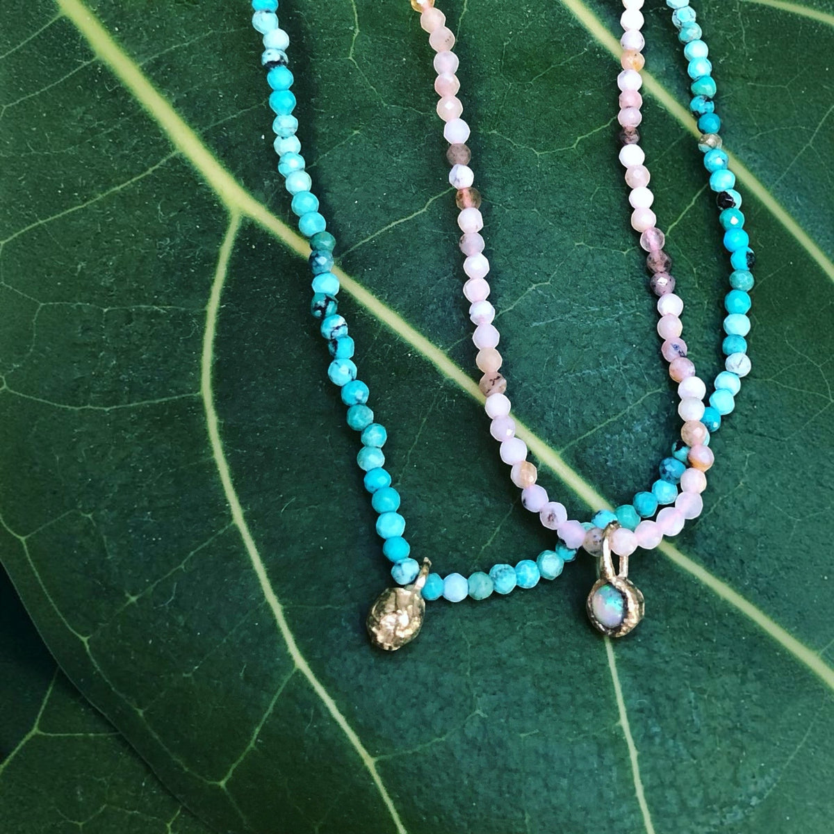 Collana MandalaT Callistemone con perline turchesi e rosa e ciondoli floreali in oro con pietre luminose