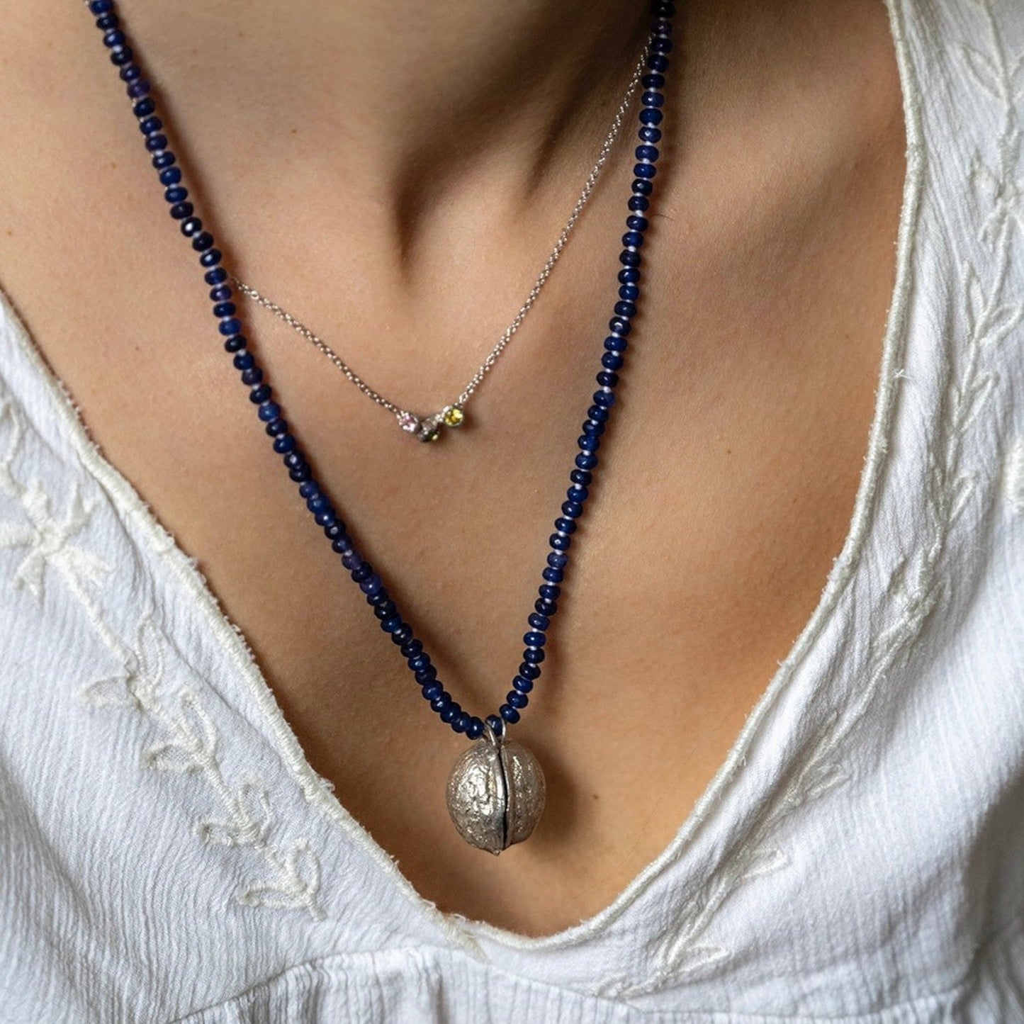 Collana MandalaT Callistemone con pietre blu, ciondolo sferico in argento e girocollo sottile con punti luce