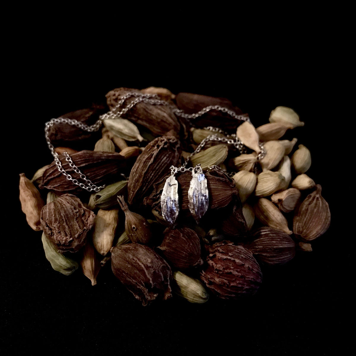 Collana MandalaT Cardamomo in argento con ciondolo a forma di baccello di Cardamomo su letto di Cardamomo