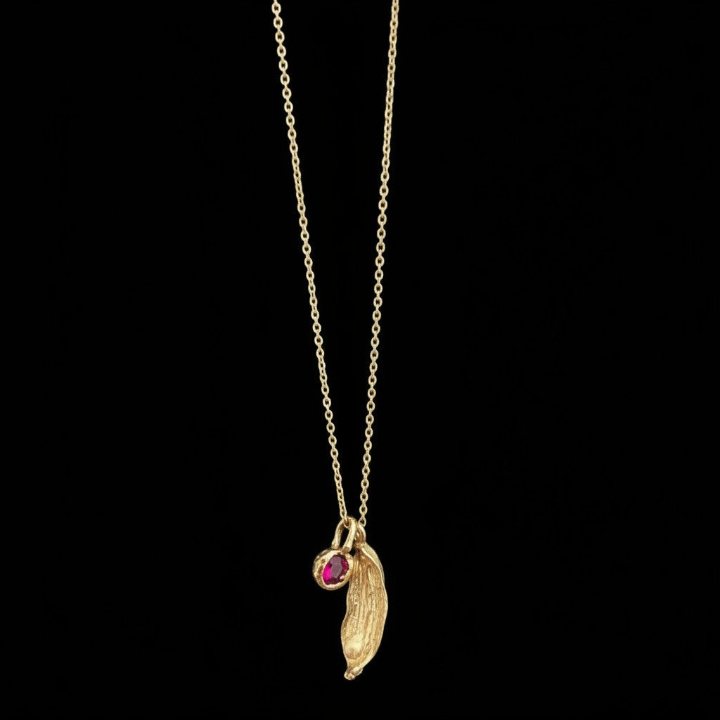 Collana MandalaT in oro con ciondolo a forma di baccello di cardamomo e fusione del fiore del Callistemone con piccolo Rubino