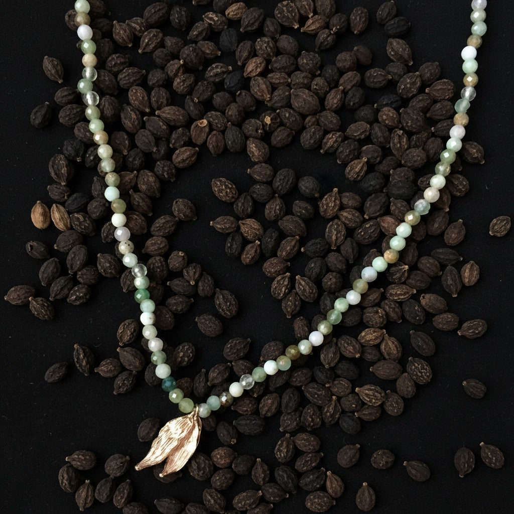Collana MandalaT cardamomo con Crisoprasio sfaccettato nei toni del verde e ciondoli a forma della bacca del Cardamomo