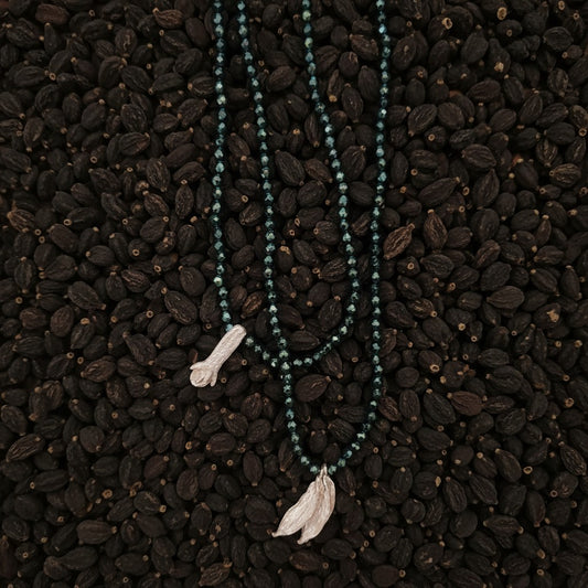 Collana MandalaT Cardamomo con Ematite sfaccettate verde e ciondoli a forma di baccello di Cardamomo in argento su letto di spezie