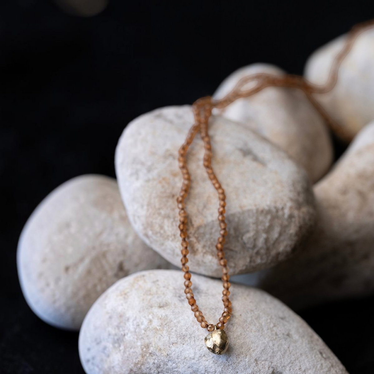 Collana MandalaT Cecio con pietre naturali sfaccettate color ambra e ciondolo artigianale in metallo dorato