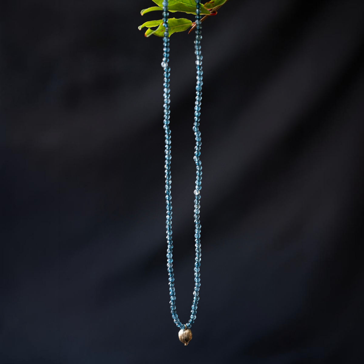 Collana MandalaT Cecio con pietre naturali azzurre sfaccettate e ciondolo a forma di cece in metallo dorato