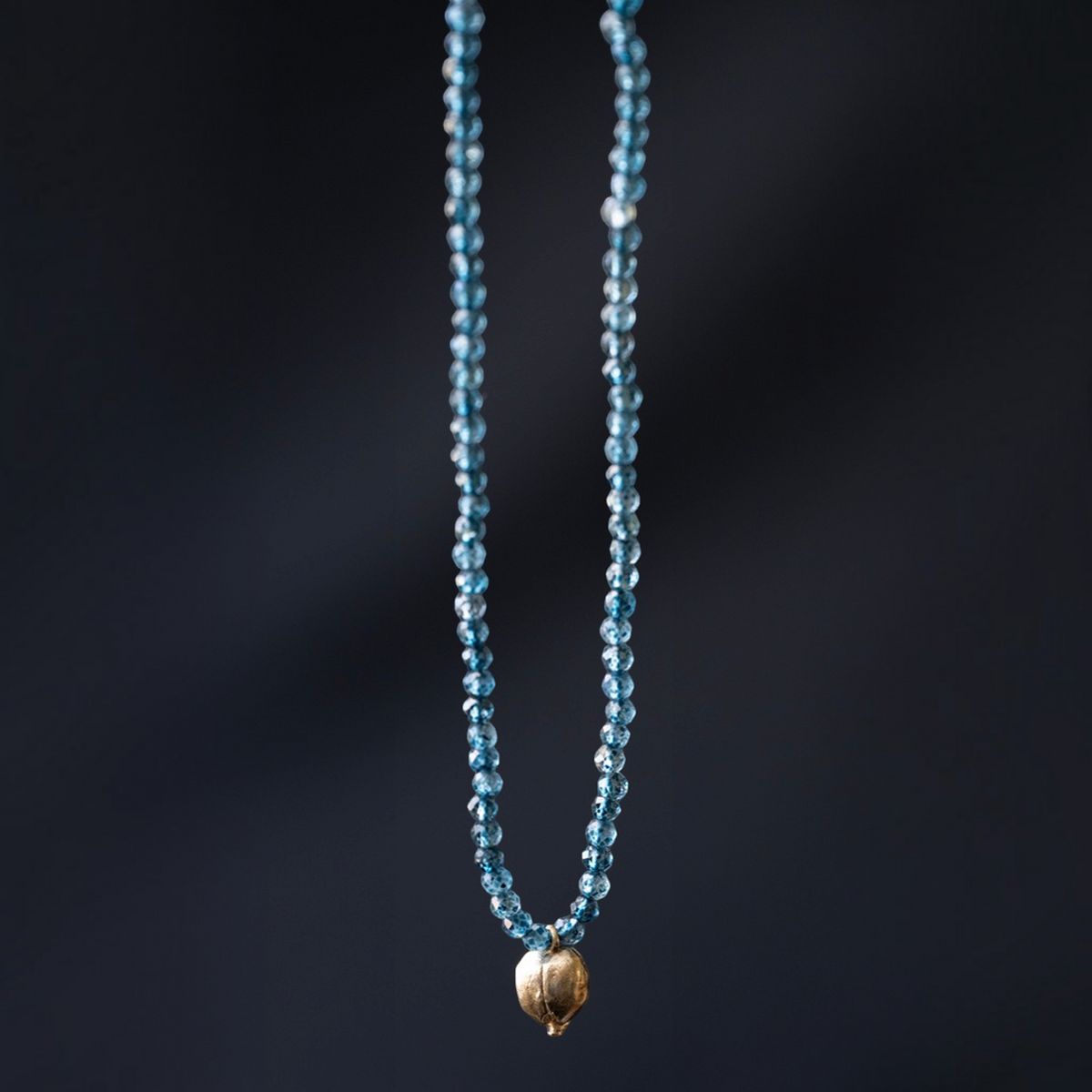 Collana MandalaT Cecio con pietre naturali azzurre sfaccettate e ciondolo a forma di cece in metallo dorato