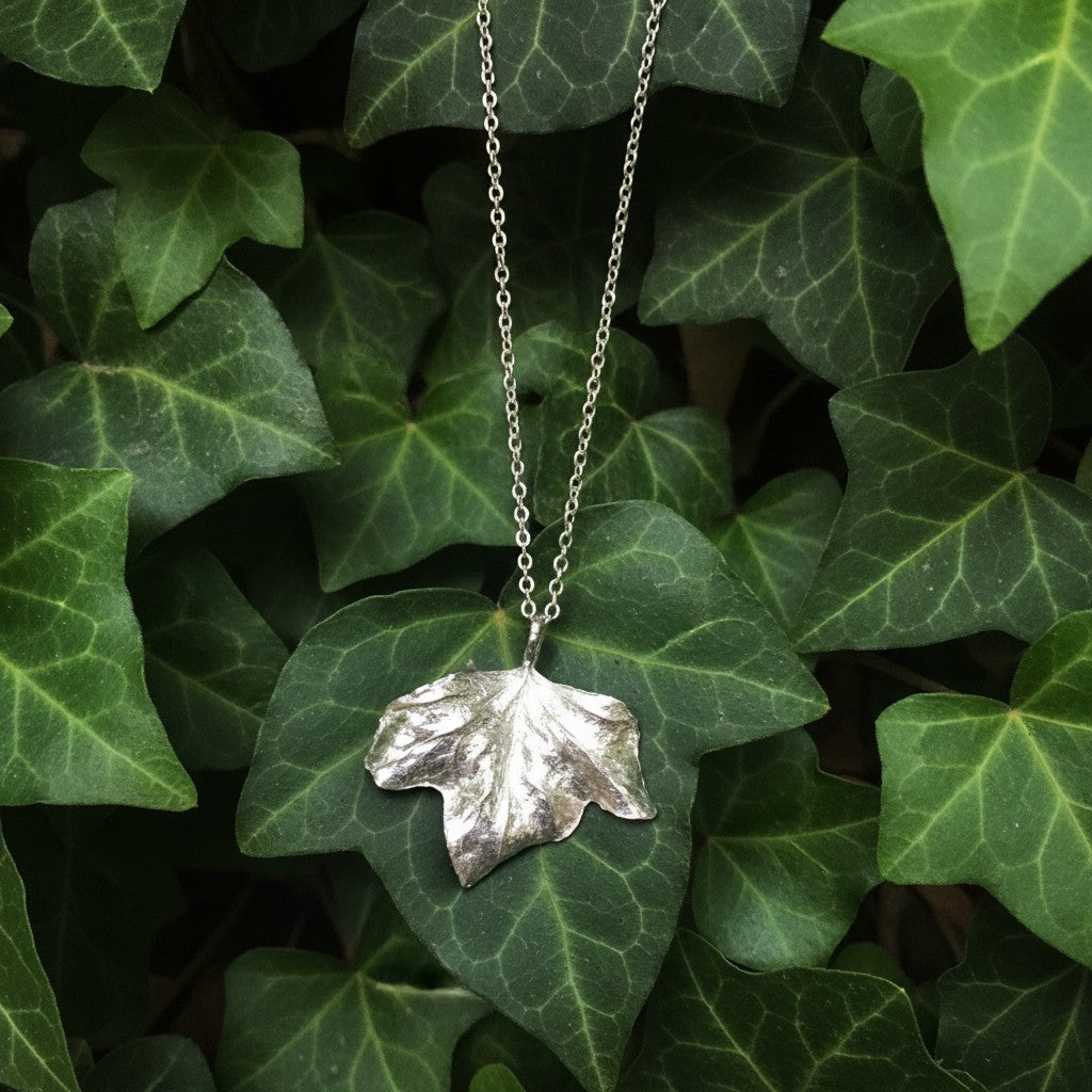 Collana Edera MandalaT in argento con ciondolo a forma di foglia realistica su sfondo di foglie di edera vere
