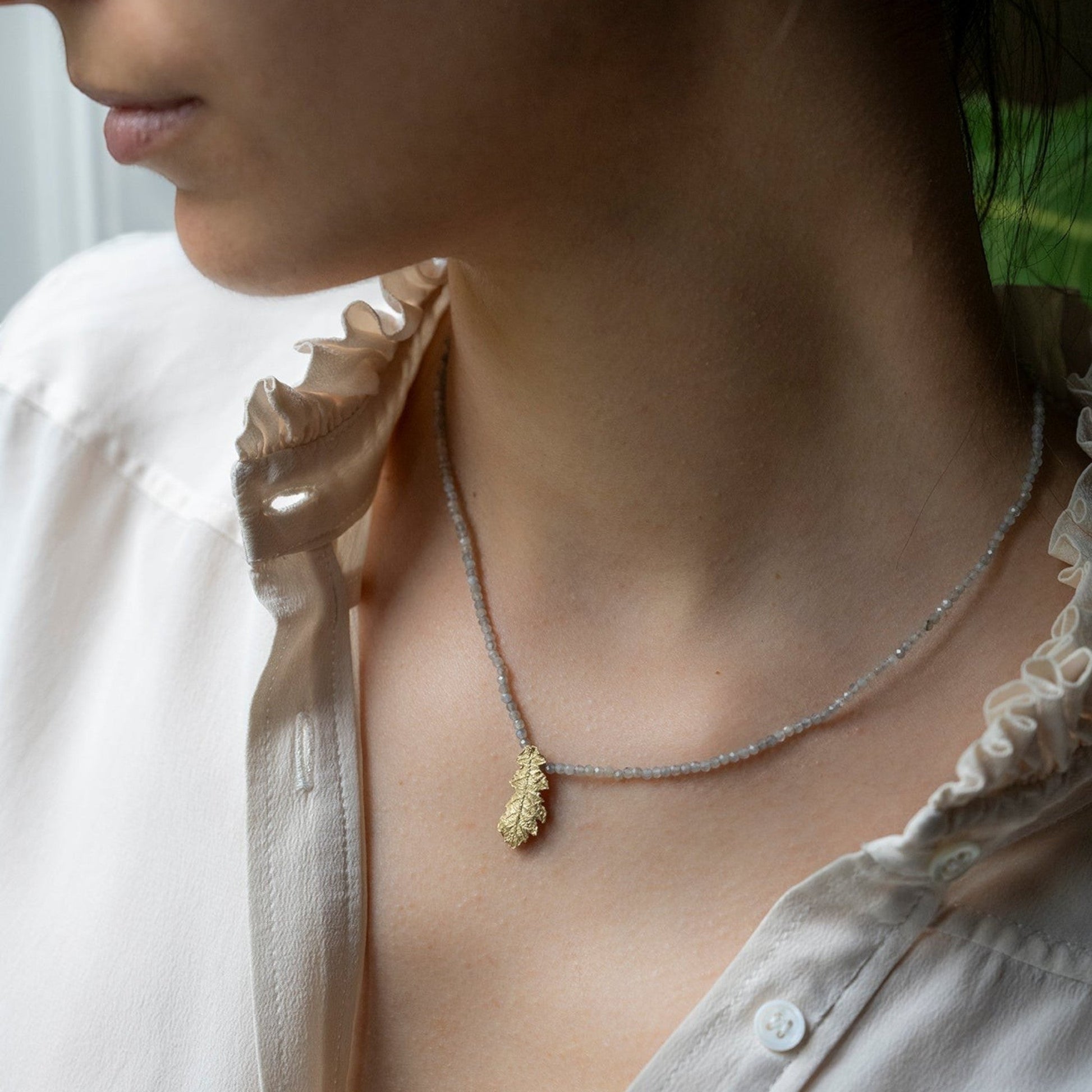Collana MandalaT con ciondolo a forma di foglia di quercia in oro su catenina di Labradorite grigie