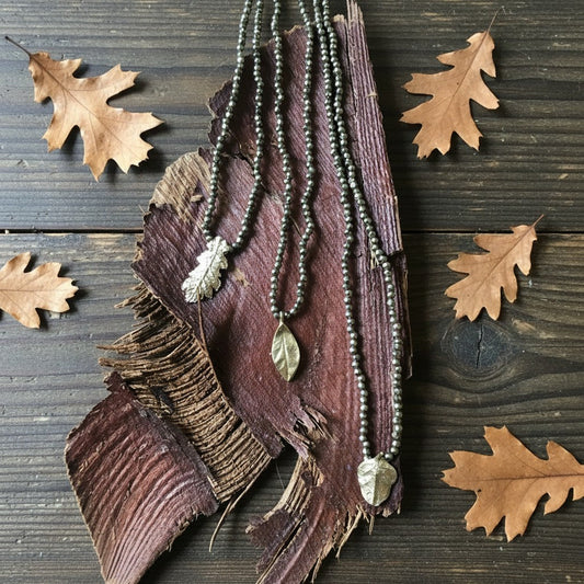 Collana MandalaT con ciondolo a forma di foglia di quercia in bronzo su catenina di Pirite, stile naturale