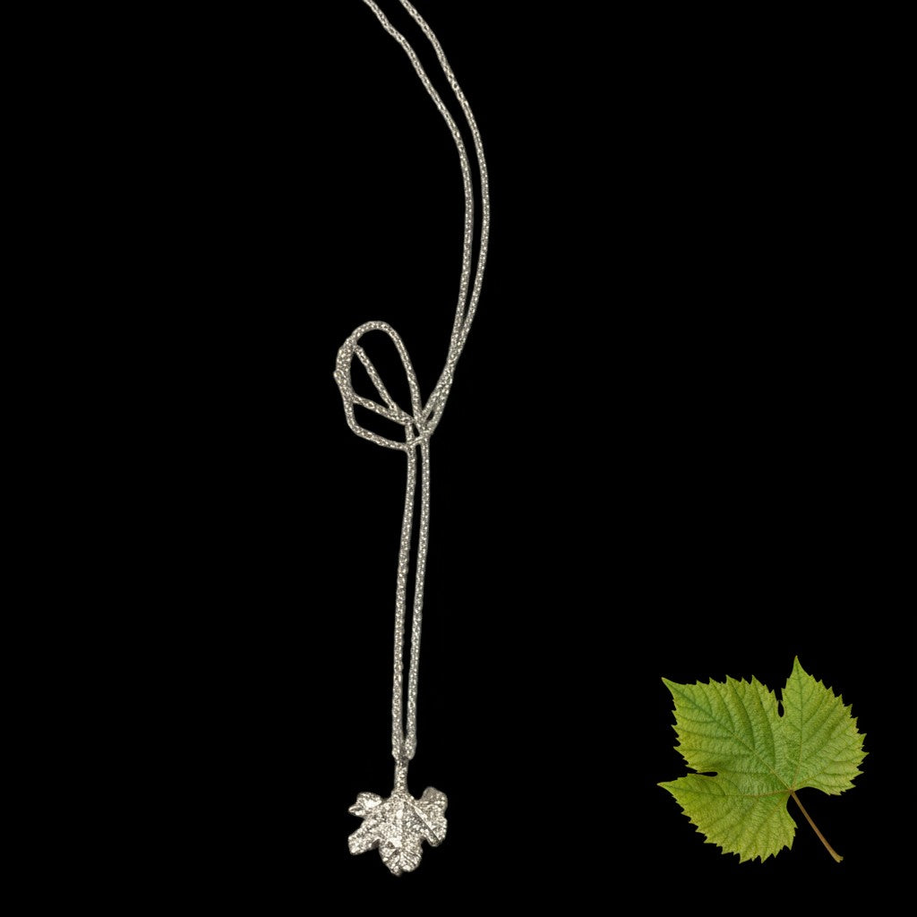 Collana MandalaT con ciondolo a forma di foglia di vite in argento su sfondo nero