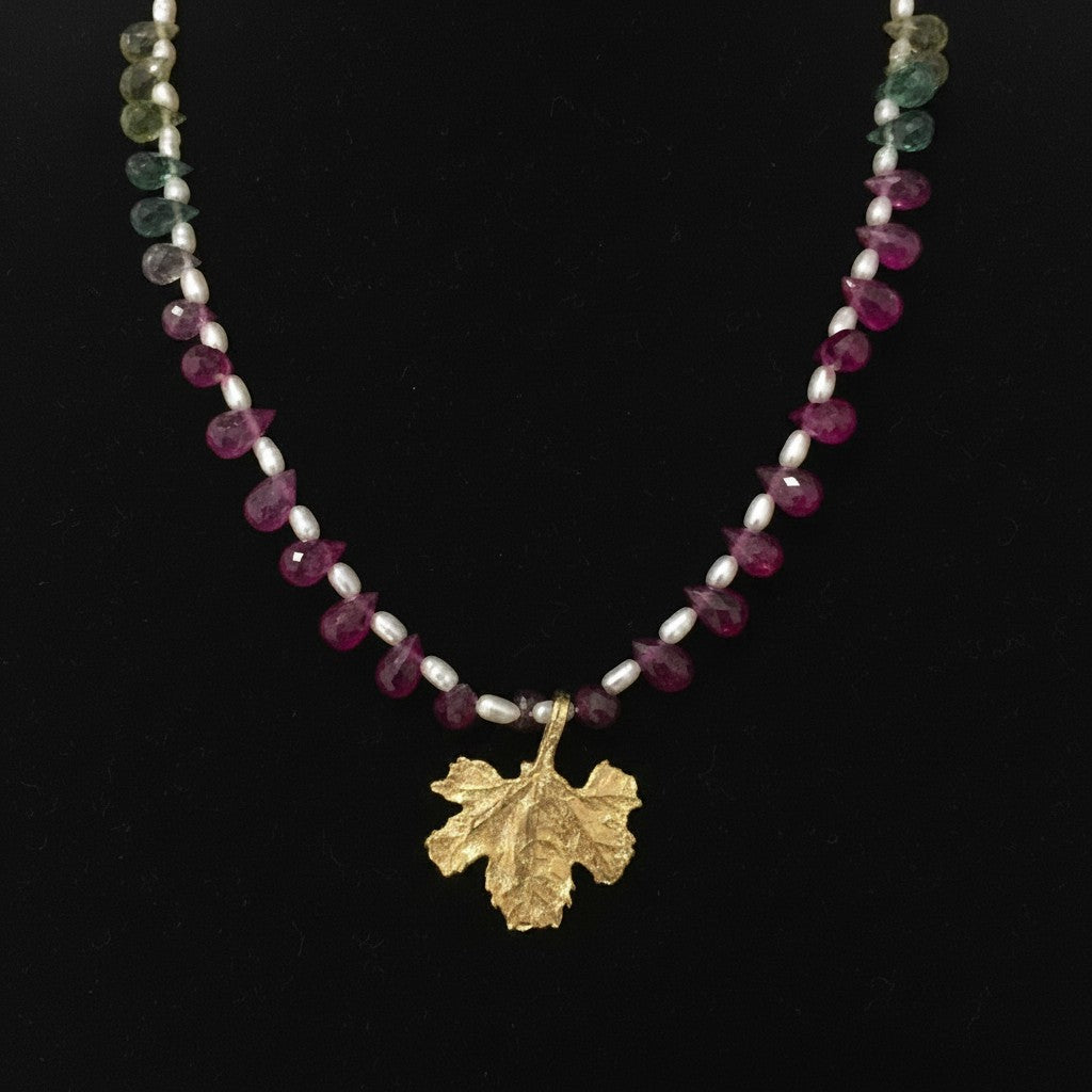 Collana MandalaT con ciondolo a forma di foglia di vite in oro, perle bianche e zaffiri colorate