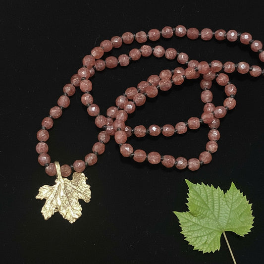 Collana MandalaT con quarzi sfaccettate color rosa antico e ciondolo a forma di foglia di vite in bronzo