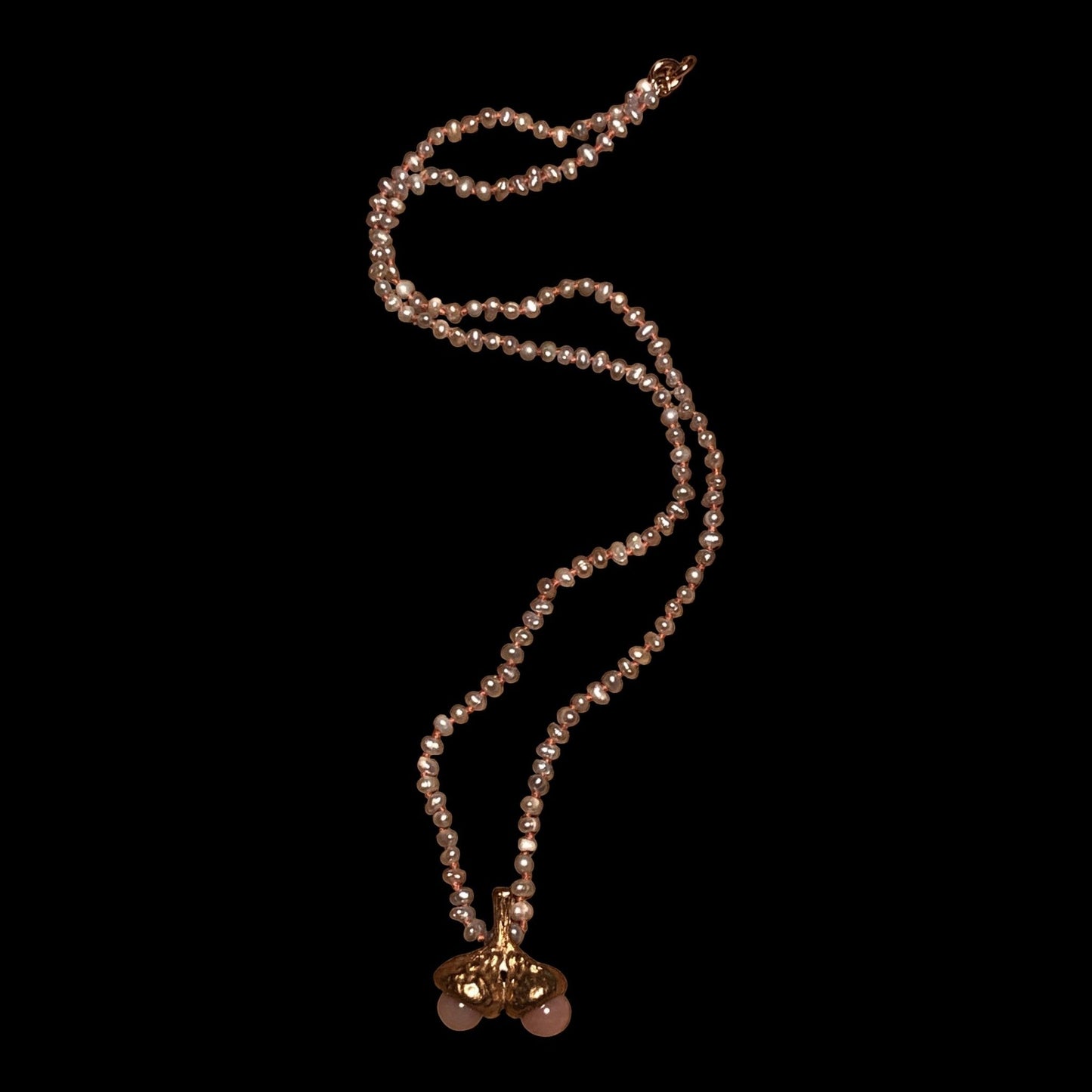 Collana MandalaT con perle rosa e ciondolo a forma di doppia ghianda in bronzo rosato con nodi color albicocca