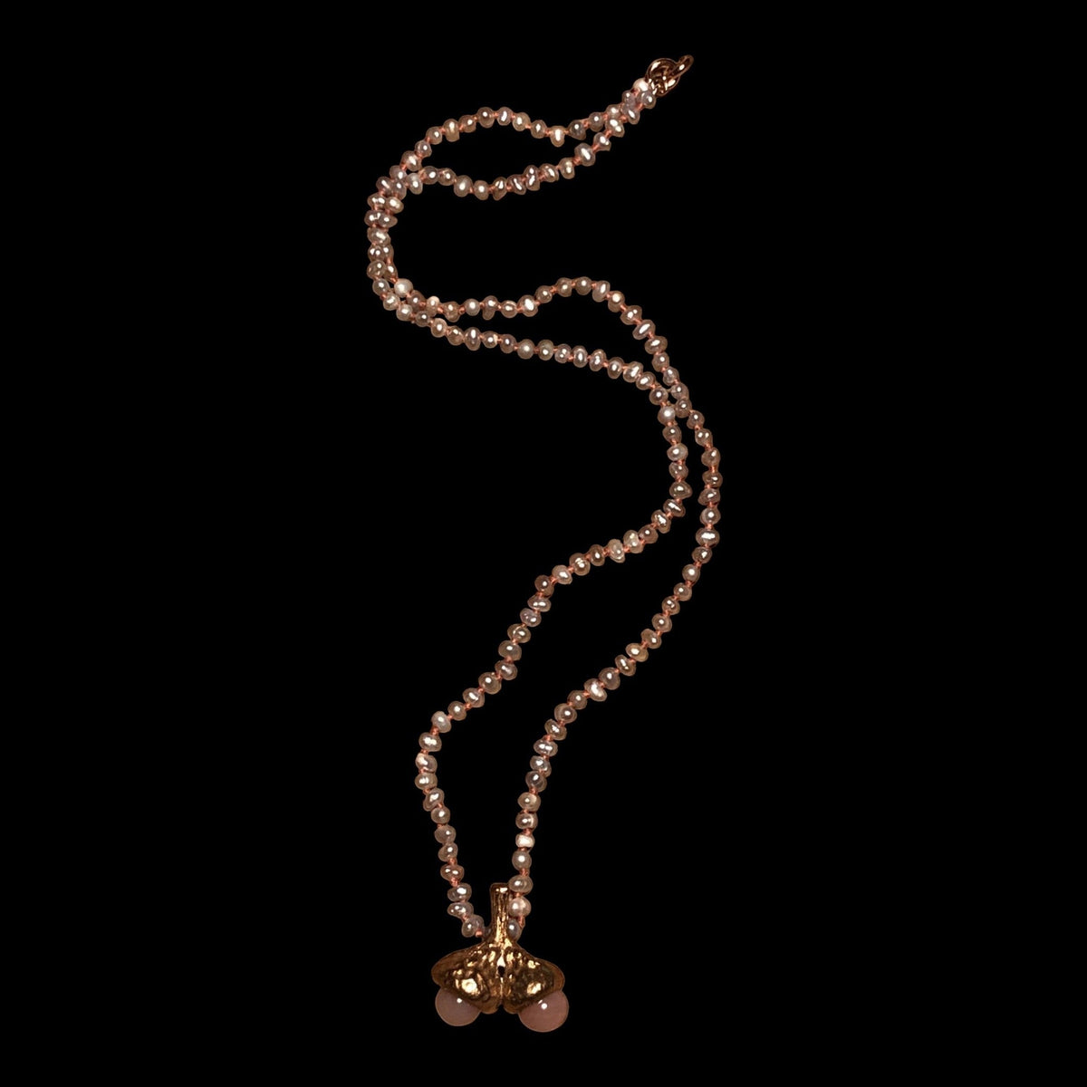 Collana MandalaT con perle rosa e ciondolo a forma di doppia ghianda in bronzo rosato con nodi color albicocca