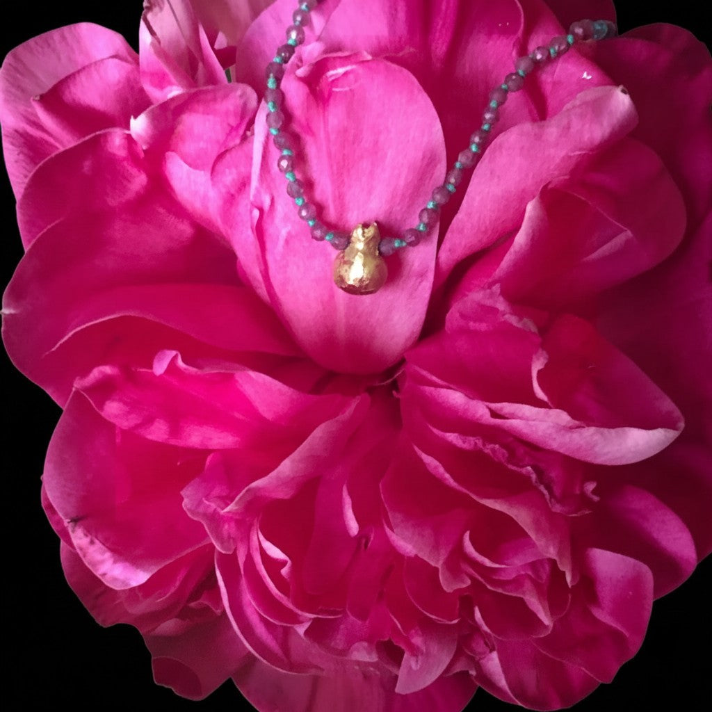 Collana MandalaT con ciondolo melograno dorato e radice di rubino su un fiore di peonia rosa intenso