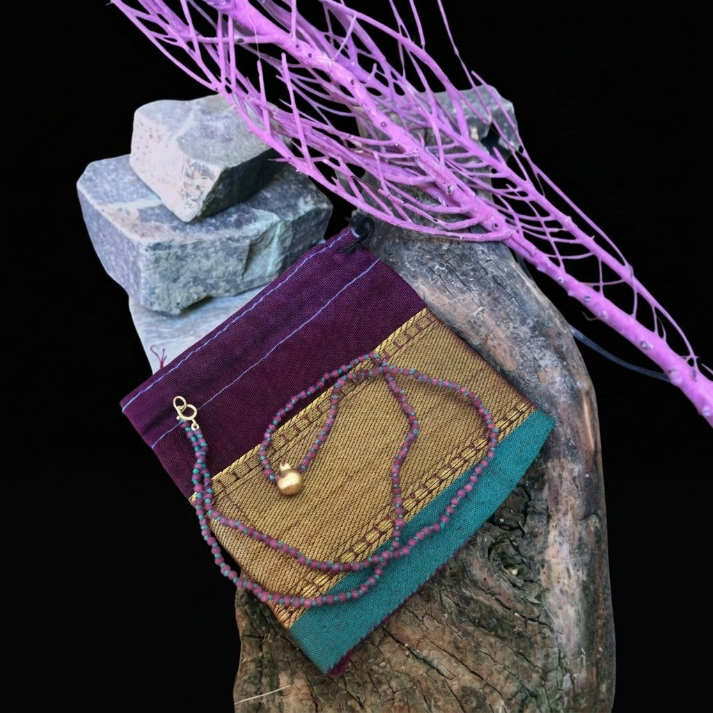 Collana MandalaT con ciondolo melograno dorato su sacchetto in tessuto colorato e decorazioni naturali